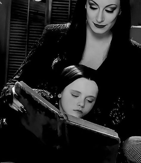 Addams Familie, Charles Addams, Gomez And Morticia, Addams Family Wednesday, Carolyn Jones, Anjelica Huston, The Rocky Horror Picture Show, Morticia Addams, Adams Family