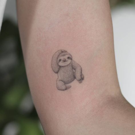 Single needle sloth tattoo on the inner arm. Sloth Minimalist Tattoo, Sloth Tattoo Cute, Small Sloth Tattoo, Tiny Sloth Tattoo, Sloth Tattoo Small Simple, Sloths Tattoo, Sloth Tattoo Ideas, Highland Tattoo, Sloth Tattoos