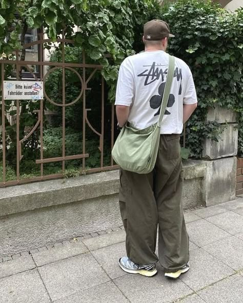 Parachute Pants For Men, Green Summer Outfit Men, Mens Parachute Pants, Stussy Tee Outfit, Parachute Pants Outfit Men, Green Pants Outfit Men, Vintage Tee Outfit, Parachute Pants Men, Parachute Pants Outfit