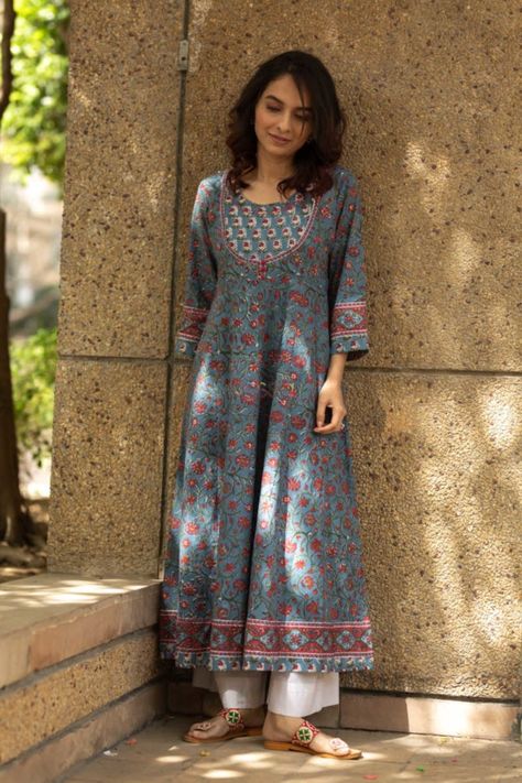 Navratri 2023, Ladies Kurta, Printed Kurti Designs, Cotton Suit Designs, Trendy Kurti, Thread Diy, South African Traditional Dresses, Trendy Outfits 2020, Indian Kurti Designs