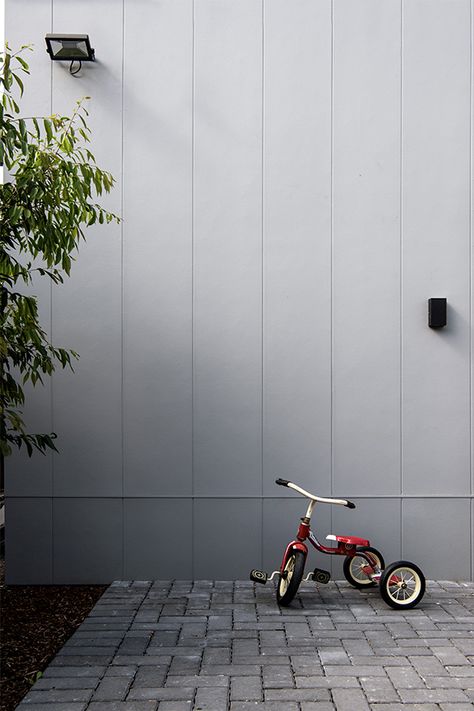 Axon Cladding Exterior, Exterior Cladding Ideas, Axon Cladding, Outdoor Cladding, White Stucco Exterior, Mini Trike, Cement Cladding, Colour House, Cladding Ideas