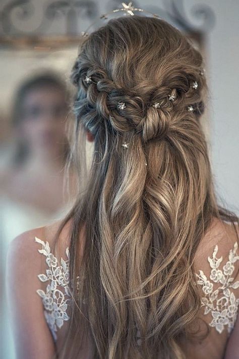 In awe of that glam bridal hair. Follow me for chic bridal looks, and give me your thoughts on this look. Glam Bridal Hair, Winter Wedding Hair, Beautiful Bridal Hair, Bridal Hair Inspiration, Winter Bride, Bride Hair, Wedding Look, Dreamy Wedding, Hair Envy