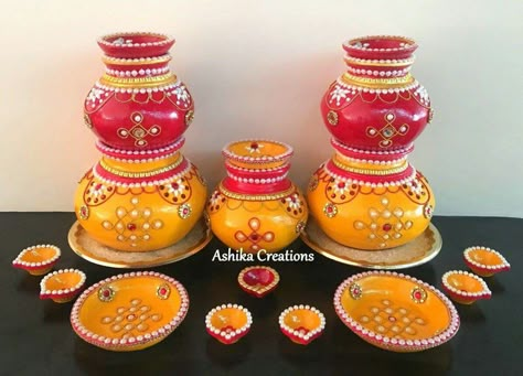 Pots Indian Pot Decoration, Wedding Pot Decoration Indian, Wedding Pots Decoration Indian, Diwali Pot Decoration, Pot Decorating Ideas Indian Wedding, Kundalu Decoration For Marriage, Marriage Pots Decoration, Matka Decoration Pots Wedding, Matka Decoration Pots