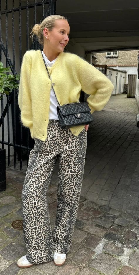 16 Chic Ways to Style Leopard Print Pants - Diana Colibri Cute Work Outfits Midsize, Style Inspiration Colorful, Leopard Fall Outfit, Yellow Sweater Outfit, Cheetah Print Outfits, Dinner Outfit Casual, Leopard Print Outfits, Latina Outfits, Stile Hijab