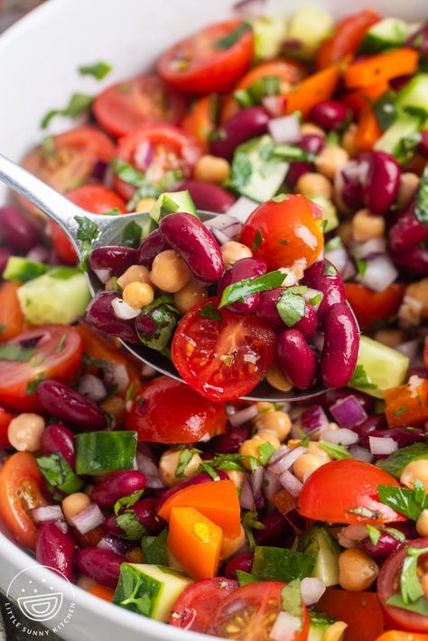 This vegan-friendly, simple, and nutritious red kidney bean salad is dressed with a deliciously tangy Mediterranean-inspired vinaigrette. Greek Bean Salad Recipes, Red Bean Salad Recipes, Raw Vegetable Salad Recipes Healthy, Kidney Bean Salad Recipes, Vegan Kidney Bean Recipes, Red Kidney Bean Recipes, Red Beans Salad, Kidney Beans Recipes, Red Kidney Bean Salad