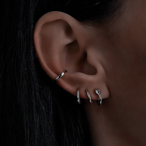 Triple Lobe Piercing Silver, Niki Piercing, Pierce Ideas, Triple Lobe Piercing, Snug Piercing, Double Piercing, Harry Potter Dr, Piercing Inspo, Cute Piercings