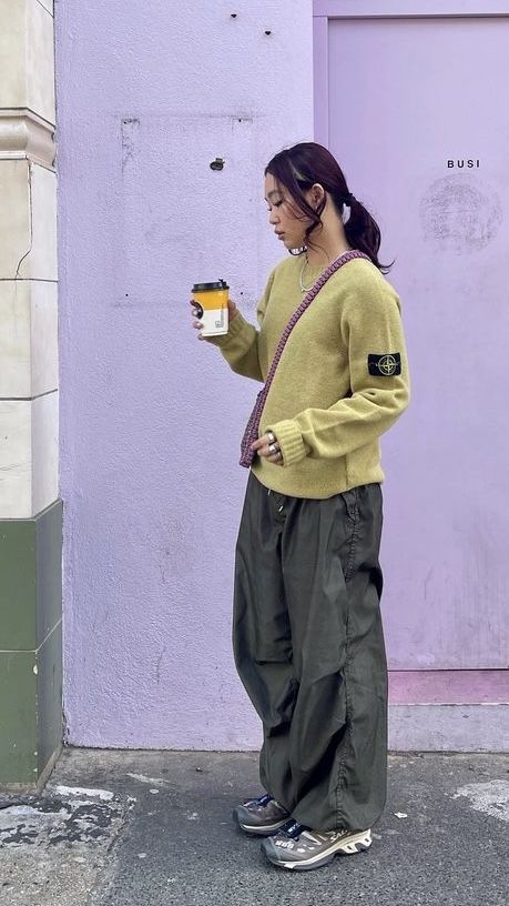 Woman Outfit Aesthetic, Parachute Pants Outfit, Find Your Own Style, Unique Streetwear, Woman Outfit, Style Bubble, Fashion Aesthetics, Swaggy Outfits, Outfit Aesthetic