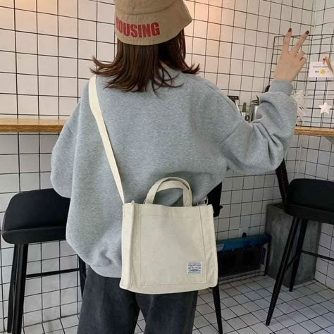 Tote Bag Outfit, Sac Tote Bag, Canvas Bag Design, Sacs Tote Bags, Tote Bag With Pockets, Handbags Casual, Casual Tote, Cute Bags, Mode Inspiration