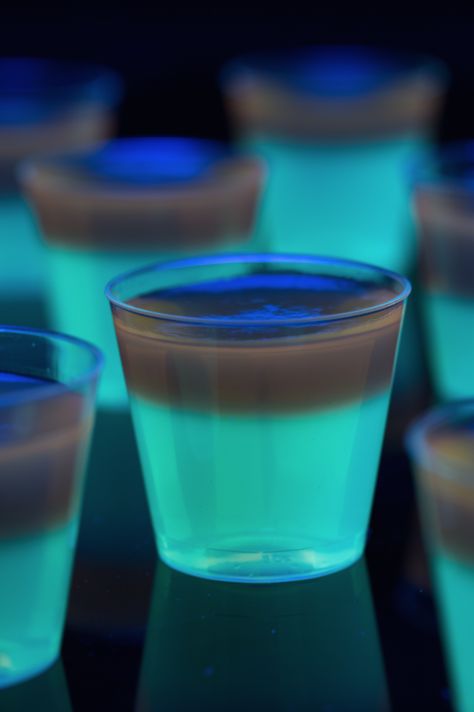 These Jell-o shots glow in the dark. They jiggle! They're boozy! They light your path in a dark, moody party! Basically, they're game-changing. Halloween Jell-o Shots, Halloween Shots Recipes, Easy Halloween Shots, Jell-o Shots, Halloween Jello Shots, Halloween Jello, Halloween Recipes Drinks, Pasteles Halloween, Birthday Breakfast Party