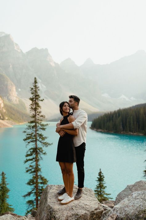 Couple Poses In Switzerland, Pre Wedding Shoot Ideas Mountain, Banff Inspo Pics, Pre Wedding Photoshoot Mountains, Banff Couple Photos, Banff Engagement Photos, Banff Poses, Couple In Mountains, Lake Photography Ideas