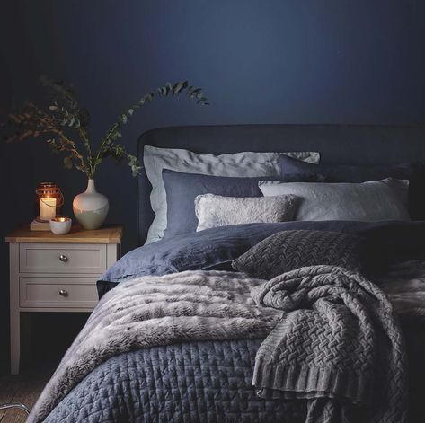 37 Ultra-cozy bedroom decorating ideas for winter warmth Bedroom Designs For Couples, Navy Bedrooms, Navy Blue Bedrooms, Blue Bedroom Design, Cozy Bedroom Design, Winter Bedroom, Blue Bedroom Decor, Couple Bedroom, Gray Bedroom