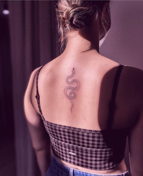 Snake Tattoo Placement, Cool Back Tattoos For Women, Back Tattoo Placement, Curly Shag Hairstyles, Tattoo Espalda Mujer, Female Mullet, Back Tattoo Placements, Hairstyles Mullet, Tattoo Design Arm