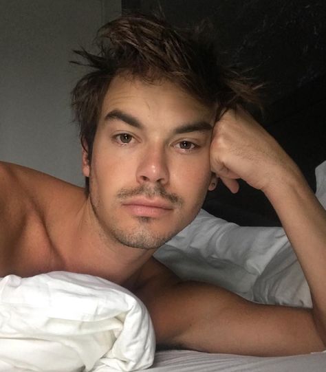 Tyler Blackburn Tyler Blackburn, Roswell New Mexico, Hottest Male Celebrities, Jamie Campbell, Jamie Fraser, Hot Actors, Celebrity Art, Cute Celebrities, You Make Me