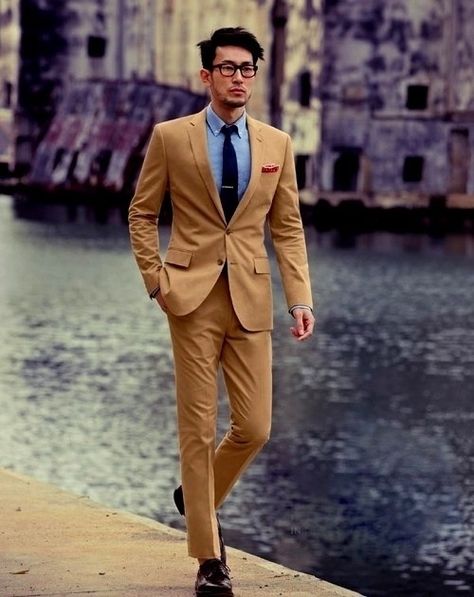 With chambray owning the Spring and Summer this year, it's time to pull out that tan suit and make that shirt pop. With a touch of color in the pocket square, you've got yourself a winning outfit for the Spring/Summer seasons. TTG Photo courtesy: Handsomegents Khaki Suit, Grey Suit Men, Tan Suit, Suits Men Business, Brown Suits, Suit Men, Slim Fit Suit, Men’s Suits, Summer Suits