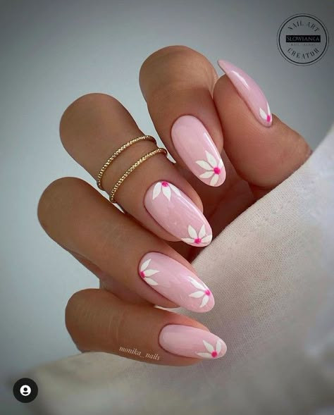 pink nails Daisy Nail Art, Unghie Sfumate, Cute Pink Nails, Baby Pink Nails, Light Pink Nails, Daisy Nails, Pink Nail Art, Almond Nails Designs, Pink Nail Designs