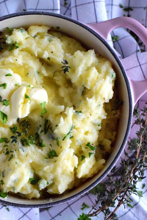 Herb Butter Mashed Potatoes - Lord Byron's Kitchen Cheesy Mashed Cauliflower, Thanksgiving Side Dish Recipes, Butter Mashed Potatoes, Thanksgiving Side Dish, Holiday Favorite Recipes, Thanksgiving Recipes Side Dishes, Delicious Thanksgiving, Mashed Potato Recipes, Thanksgiving Side