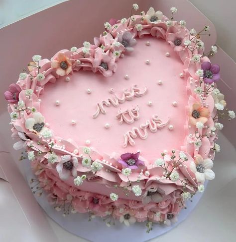 15 Unique Bridal Shower Cake Ideas For Beginner And Pro Bakers. - The Perfect Cake Idea Bridal Shower Cake Inspiration, Pink Bridal Cake, Bridal Shower Cake Tea Party, Bridal Party Cake Ideas, Pastel Bridal Shower Cake, Pink Bridal Shower Cake Ideas, Bridal Shower Heart Cake, Bridal Brunch Cake, Vintage Bridal Shower Cake