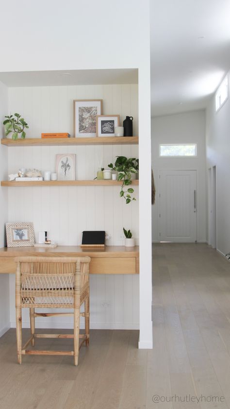 Study Nooks, Luxurious Home Office, Kitchen Bookshelf, Contemporary Counter Stools, Desk Nook, 80s Interior, Study Room Design, Built In Cabinet, Small Home Offices