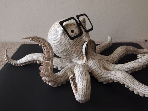 Paper Mache Octopus - amazing! Octopus Sculpture, Paper Mache Projects, Paper Mache Animals, Paper Mache Clay, Paper Sculptures, Paper Mache Sculpture, Paper Mache Art, Paper Mache Crafts, News Paper