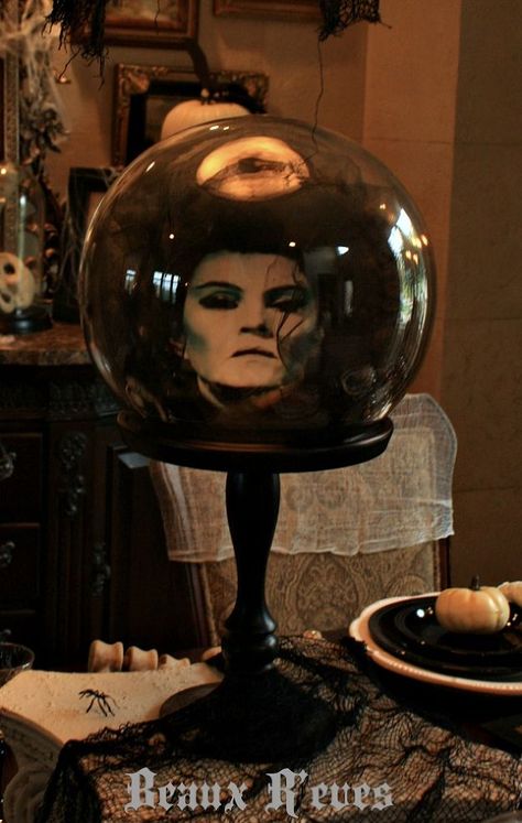 Haunted Mansion Crystal Ball Halloween Dining Room, Disney Halloween Decorations, Halloween Decorations To Make, Table Halloween, Halloween Decor Diy, Diy Halloween Decor, Adornos Halloween, Cut It Out, Decoration Originale