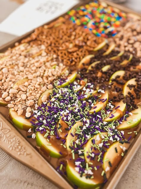 Sheet Pan Caramel Apples Carmel Apple Sheet Pan Dessert, Apple Nachos Halloween, Apple Slice Nachos, Sheet Pan Apple Nachos, Carmel Apple Nacho Bar, Halloween Carmel Apple Board, School Fall Party Snacks, Sheet Pan Carmel Apple, Halloween Charcuterie Board Carmel Apple