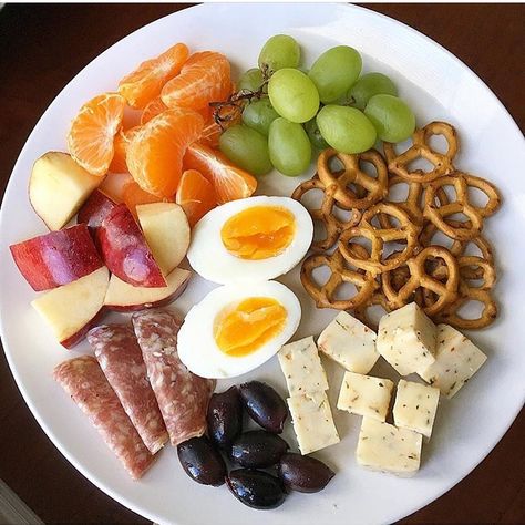 Healthy Snack Alternatives To Junk Food, Snack Plate Ideas, Fat Loss Meals, Adult Lunchables, Healthy Lunch Snacks, Plate Ideas, Snack Plates, Easy Healthy Meal Prep, Cheese Cubes