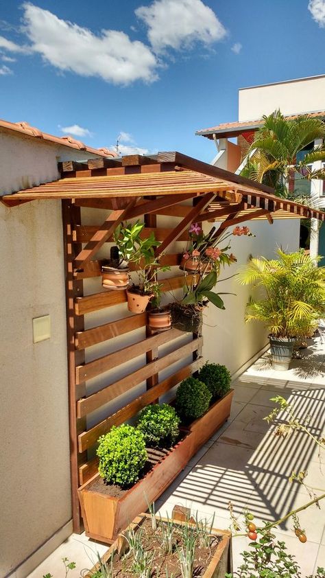 Te dejamos algunas ideas para que puedas convertir tu pared en un jardín hermoso Shade Garden Design, Garden Desig, Vertical Garden Design, Vertical Garden Diy, Big Garden, Pallet Garden, Vertical Gardens, Pergola Patio, Small Garden Design