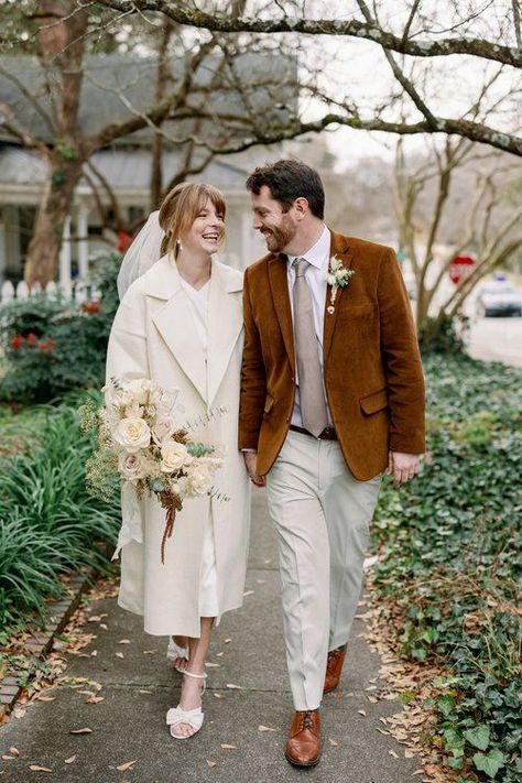 Winter White Dress Wedding, Winter Wedding Dress Elopement, Vintage Wedding Looks Brides, Winter Wedding Courthouse, Cool Courthouse Wedding, Courthouse Wedding Elopements, Casual Wedding Attire For Bride, Civil Wedding Winter Outfit, Elegant Courthouse Wedding Dress