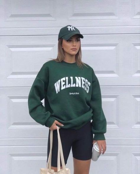 Green Sweatshirt Outfit, Green Hoodie Outfit, Preppy Sports, Sport Aesthetic, Oversize Outfit, College Sweater, Top Summer Outfits, Casual Chic Outfits, Winter Layers