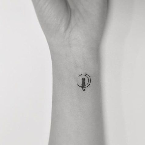 Yin En Yang, Small Shoulder Tattoos, 심플한 그림, Black Cat Tattoos, Petite Tattoos, Inspiration Tattoos, Cat Tattoo Designs, Cute Tiny Tattoos, Info Whatsapp