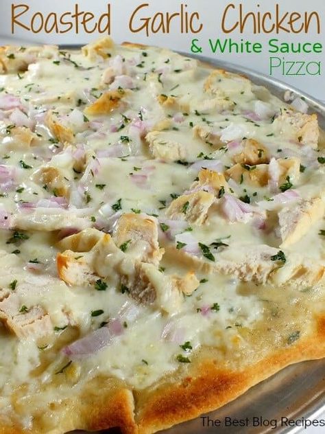 White Chicken Pizza, Chicken White Sauce, White Pizza Sauce, Pizza Lasagna, Pizza Dinner, Roasted Garlic Chicken, White Pizza, Pizza Recipes Homemade, Chicken Pizza