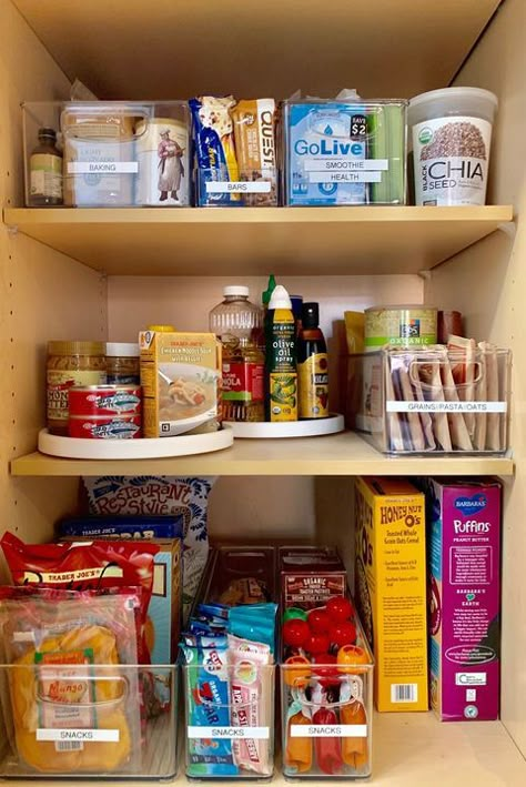 Pantry Organization Hacks, Deep Pantry, Kitchen Pantry Organization, Diy Pantry Organization, Kitchen Cabinet Organization Ideas, Pantry Organization Ideas, Small Pantry Organization, Organized Pantry, Desain Pantry