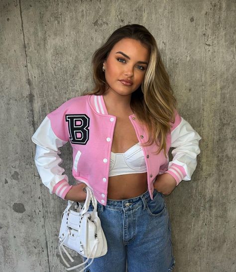 Pink Varsity Jacket Outfit, Pink Crop Jacket, Letterman Jacket Outfit, Pink Varsity Jacket, Pink Jacket Outfit, Varsity Jacket Outfit, Jacket Outfit Women, Girl Lifestyle, Jacket Outfit