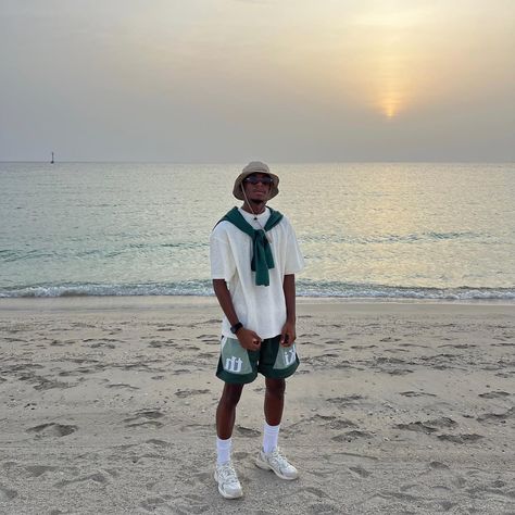 sometimes all you need is beach and sunset 🌅 | Instagram Island Outfits Men, Beach Outfit Men Aesthetic, Tropical Vacation Outfits Men, Vacation Outfits Black Men, Cruise Outfits Men, Spring Break Outfits Men, Mens Vacation Outfits Beach, Sarah Outfits, Mens Beach Outfits