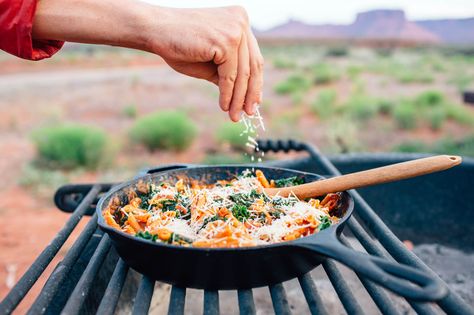 Easy to cook and easy to clean, these one pot camping meals and recipes are perfect for your next weekend in the woods. Vegetarian Camping, Camp Meals, Healthy Camping Food, Resep Pasta, Best Camping Meals, Camping Bedarf, Camping Dishes, Camping Meal, Camping Breakfast