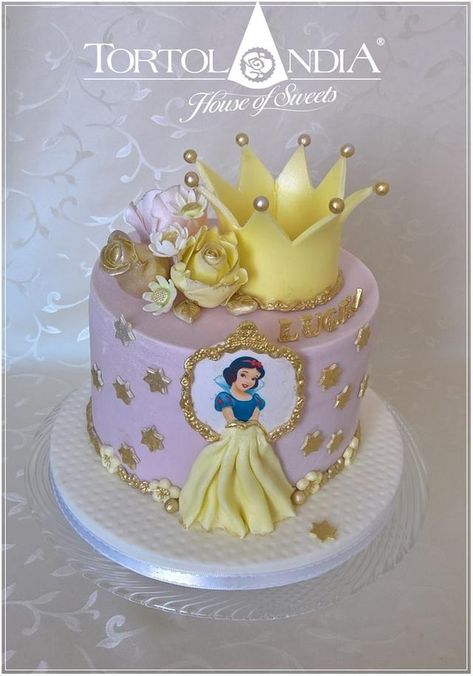 Simple birthday cake for little princes Lucka with her favourite disney princes Snow White . Snowwhite Birthday Cake, Princess Cakes Ideas Girl Birthday, Princess Cake Birthday, Princess Cake Ideas, Princess Theme Cake, Cinderella Birthday Cake, Princes Disney, Disney Princess Birthday Cakes, 4de Verjaardag