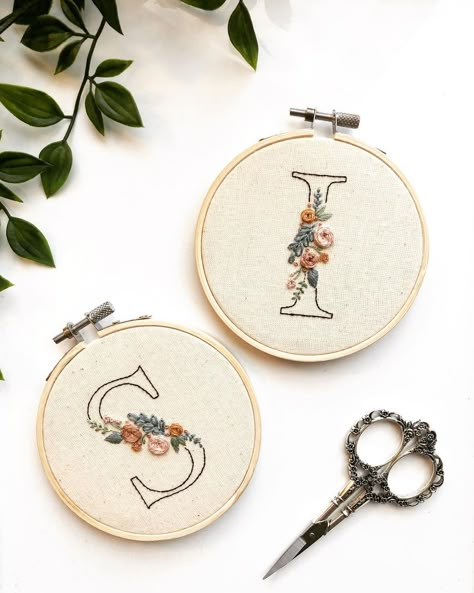 from m@mindfulmantra_embroidery on instagram Hand Embroidery Letters, Diy Tricot, Floral Initial, Embroidery Letters, Pola Sulam, 자수 디자인, Sewing Embroidery Designs, Hand Embroidery Art, Flower Embroidery Designs