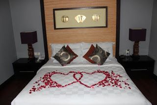 decorating hotel room for wedding night - Home Design https://noahxnw.tumblr.com/post/160992538756/delicious-fruit-cakes Romantic Hotel Ideas, Night Hotel Room, Wedding Night Hotel, Wedding Night Ideas, Hotel Room Romantic, Wedding Hotel Room, Beautiful Hotel Rooms, Down Comforter Bedding, Wedding Night Room