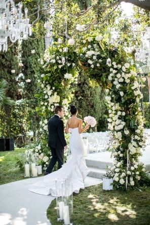 Beverly Hills Hotel Wedding, Beverly Hills Wedding, Wedding Couple Pictures, Luxurious Decor, West Coast Wedding, Hills Wedding, Wedding Ceremony Arch, Beverly Hills Hotel, Wedding Venue Decorations