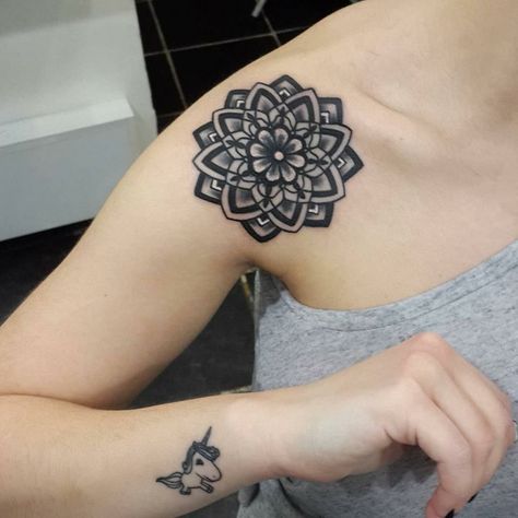 Mandala Shoulder Tattoo, Mandala Tattoo Sleeve Women, Mandala Tattoo Shoulder, Tattoo Mujer, Art On Wall, Geometric Tattoo Sleeve Designs, Flower Of Life Tattoo, Front Shoulder Tattoos, Shoulder Cap Tattoo