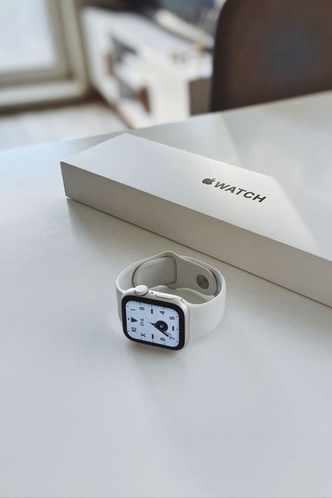 Apple Watch White Aesthetic, White Smart Watch, White Apple Watch, Apple Watch White, Apple Watch Colors, Apple Watch Design, Apple Watch Fashion, Smart Watch Apple, Apple Watch Bracelets