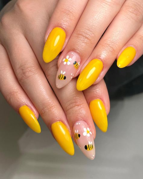 Pretty Yellow Nails, Bumble Bee Nails, Summer Nails Almond, Bee Nails, Yellow Nail Art, Yellow Nails Design, Yellow Nail, Pretty Yellow, Basic Nails