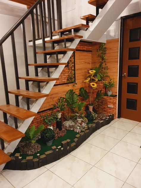 Under Stairs Greenery, Garden Under Stairs Indoor, Staircase Greenery, Under Stair Garden, Small Garden Under Stairs, Stair Garden, تحت الدرج, Under Stair, India House