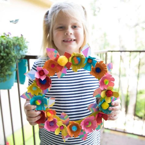 How to make an egg carton flower wreath #eggcartonwreath #eggcartoncrafts #eggcartonflowers Egg Carton Flower Wreath, Craft Ideas For Seniors, Fun Diy Kids Crafts, Egg Carton Flowers, Egg Carton Crafts, Egg Cartons, Crafts For Seniors, Egg Carton, Spring Art