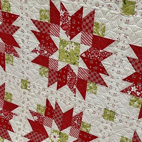 Button Quilt, Quilt Christmas, Bachelor Buttons, Winter Quilts, Merry Christmas To All, White Barn, Christmas Quilts, Christmas Quilt, Barn Quilts