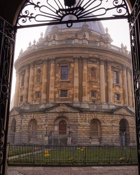 Postcards from Oxford: Christmas Time Oxford just feels so so different during Christmas and when there is fog around. I think it suits the city.❤️ Iconic Landmarks you can visit 📍 Radcliffe Camera 📍 Bodleian Library 📍Christ Church College 📍 Ashmolean Museum 📍 Museum of Natural History and Pitt Rivers Museum 📍Covered Market 📍Westgate Centre Save for later and follow for more❤️ . . . . — #oxford #christmasinoxford #radcliffecamera #christmaslights #christmaslighttrail #cntraveler #conden... Oxford Christmas, Radcliffe Camera, Bodleian Library, Ashmolean Museum, Dream College, Museum Of Natural History, Christ Church, Iconic Landmarks, Save For Later