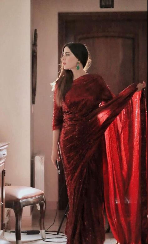 Naimal Khawar In Saree, Wine Red Saree, Farewell Looks, Saree Pose Ideas, Silky Saree, Red Vibe, Naimal Khawar, Pakistani Dresses Party, Wedding Dress Pakistani