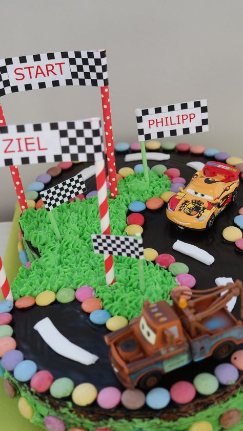 Im letzten Jahr stand der kleine Philipp (Sohn meines damaligen Chefs) noch voll auf Eisenbahnen und bekam von mir diesen zuckersüßen Geburtstags-Zug zum 2. Geburtstag. Ein Jahr später fährt der kl… Cars Torte, Watermelon Pie, Hot Wheels Party, Filling Lunch, Watermelon Rind, Cars Party, Mc Queen, Car Cake, Watermelon Recipes