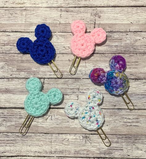 Crochet Stationary, Crochet Paper Clips Free Pattern, Crochet Paper Clips, Crochet Paper Clip Bookmark Free Pattern, Crochet Cute Bookmark, Crochet Paperclip Bookmark, Crochet Mouse Bookmark Free Pattern, Minnie Mouse Bookmark, Crochet Mouse Bookmark