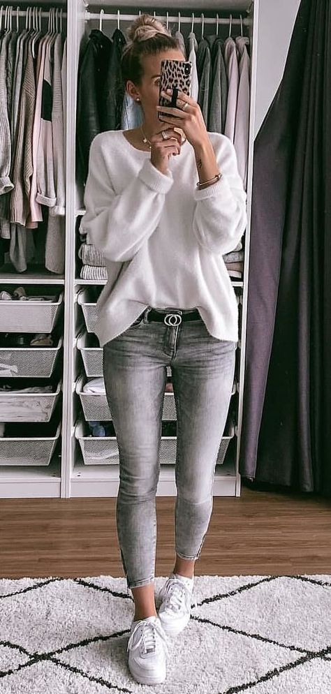 7d6044e95a16761171b130dcb476a43e Grey Jeans Outfit, Outfits To Copy, Cute Spring Outfits, Grunge Look, Outfit Jeans, Mode Casual, Outfits Spring, Looks Chic, Grey Jeans